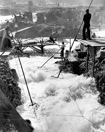 Celilo Falls dipnetters, 1954